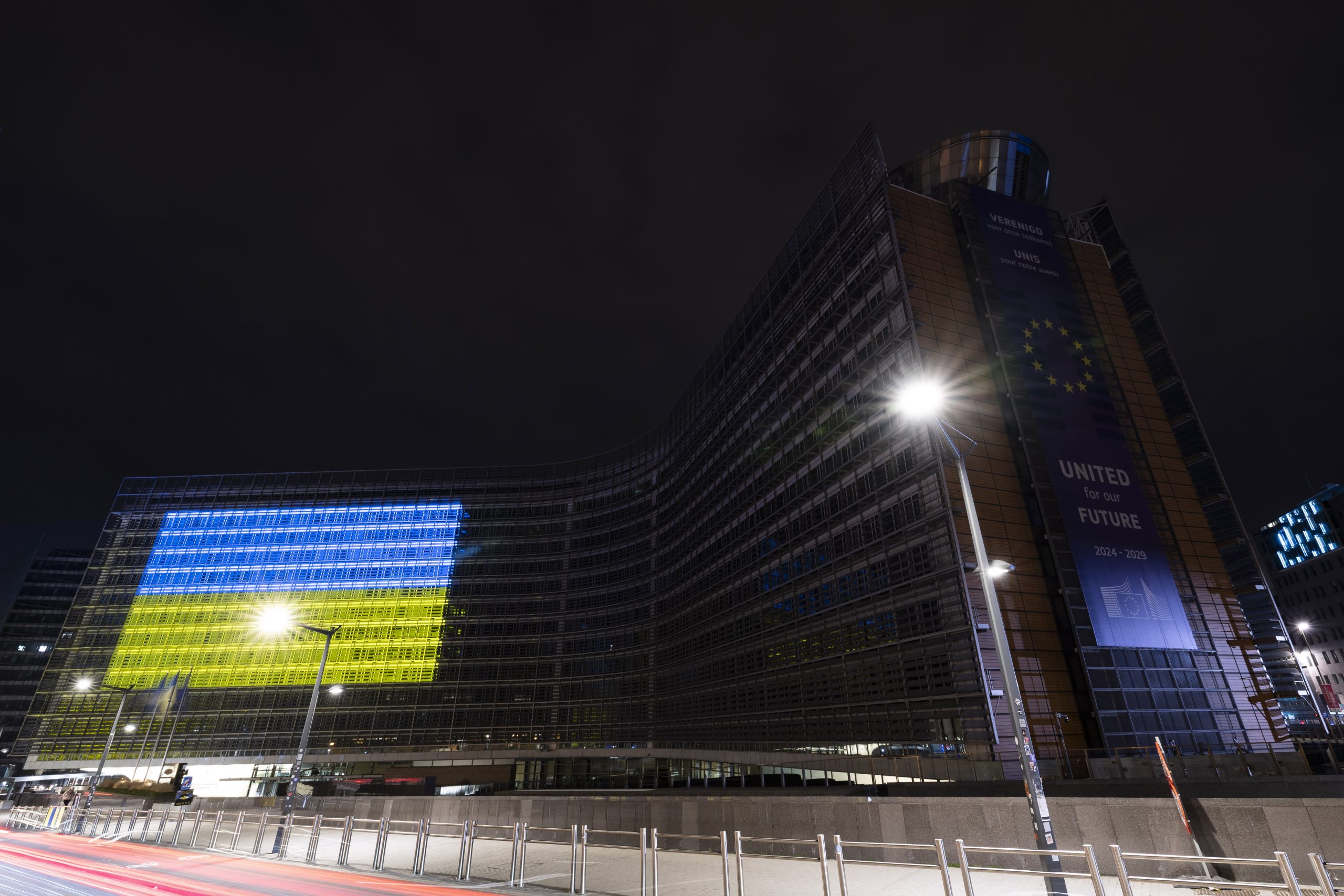 Berlaymont-bygningen i Bruxelles oplyst i blå og gule farve for at markere treåret for Ruslands invasion af Ukraine. Foto: Lukasz Kobus, EC – Audiovisual Service.